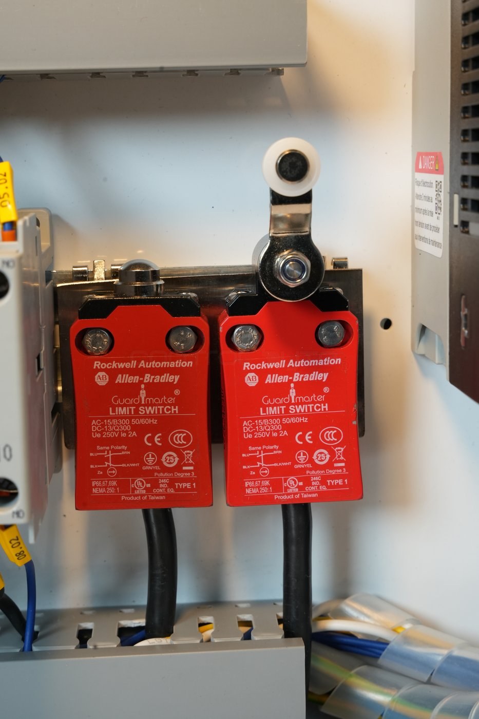 Rockwell Automation Guardmaster safety limit switches with roller-lever actuators